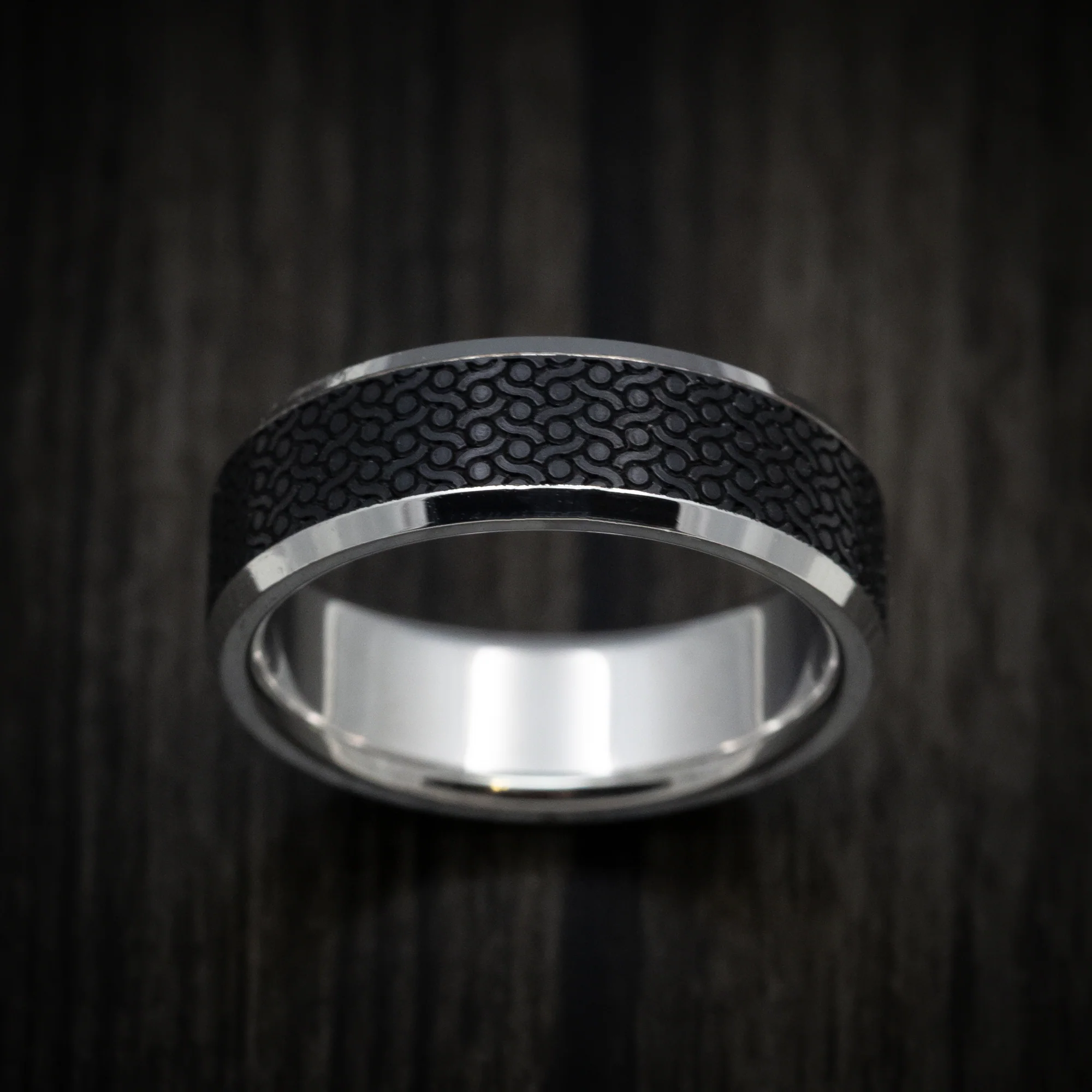 14K Gold and Carbon Fiber Men's Ring with Geometric Pattern - Image 2