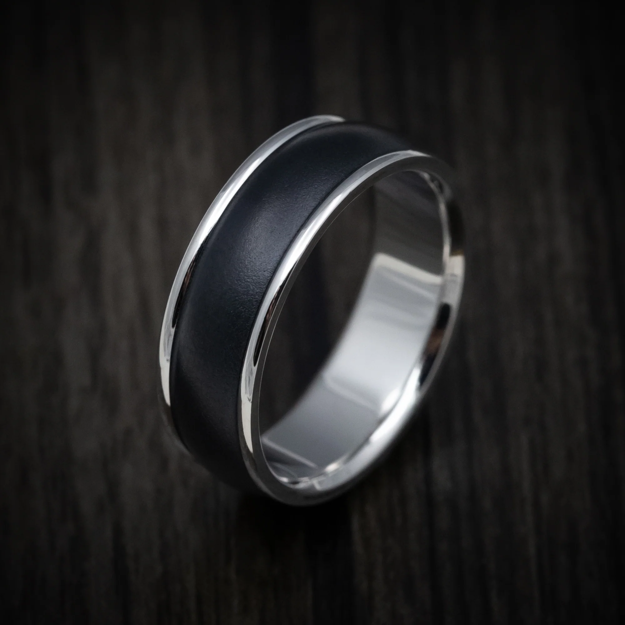 14K Gold and Carbon Fiber Men's Ring with Geometric Pattern - Image 3