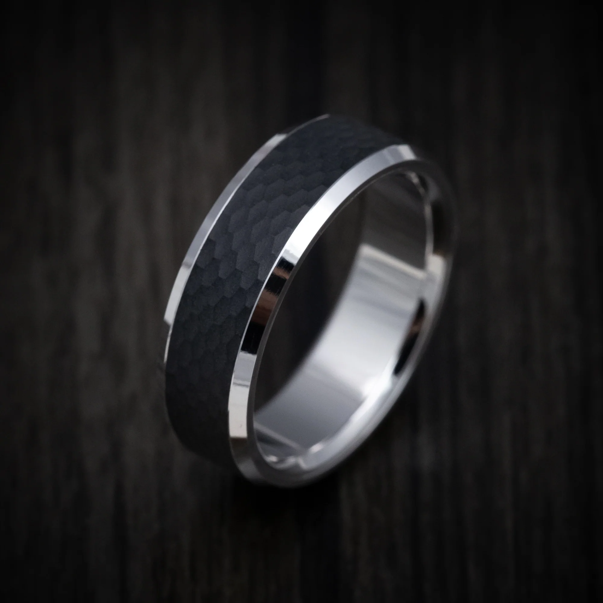 14K Gold and Carbon Fiber Men's Ring with Geometric Pattern - Image 3
