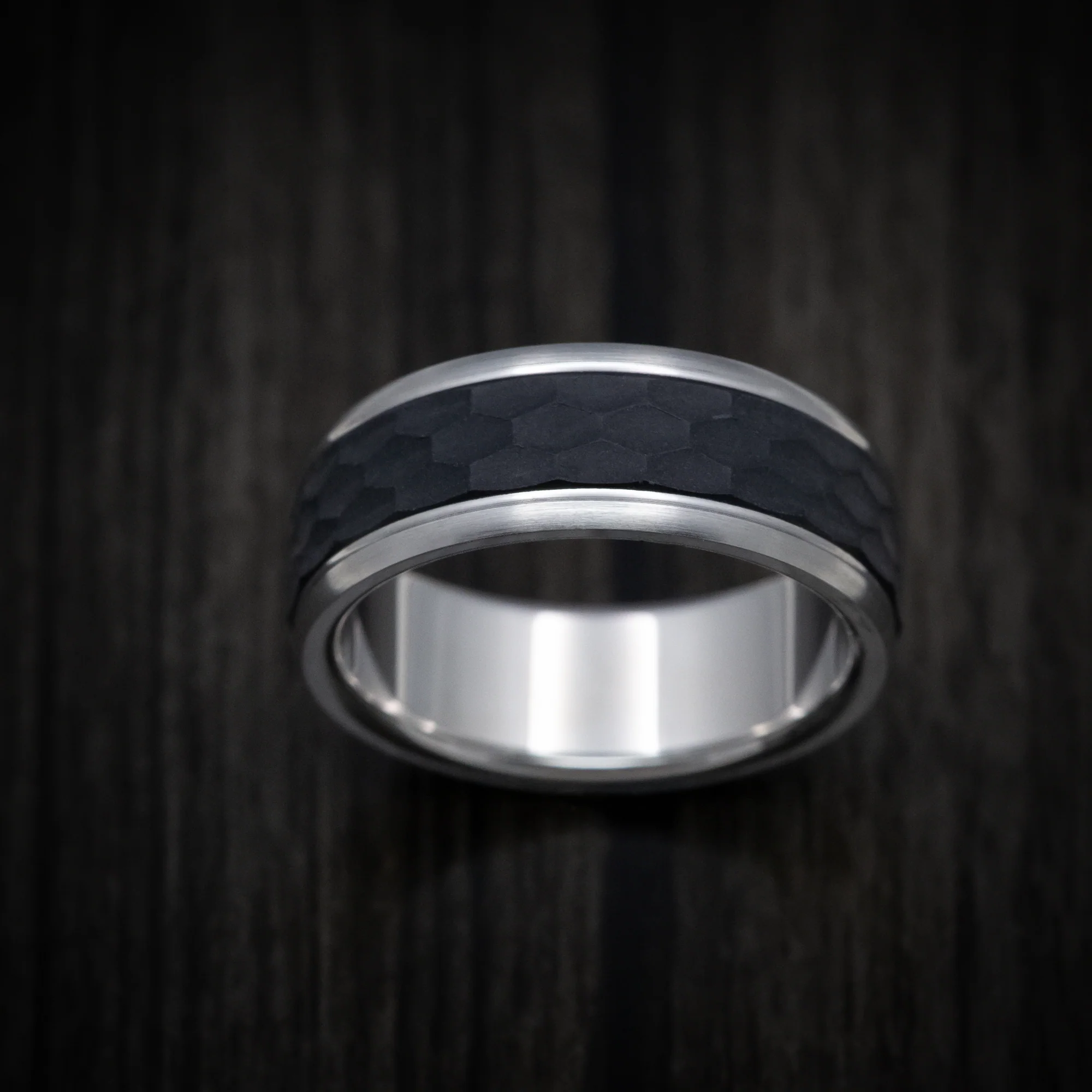 14K Gold and Carbon Fiber Men's Ring with Geometric Pattern - Image 2