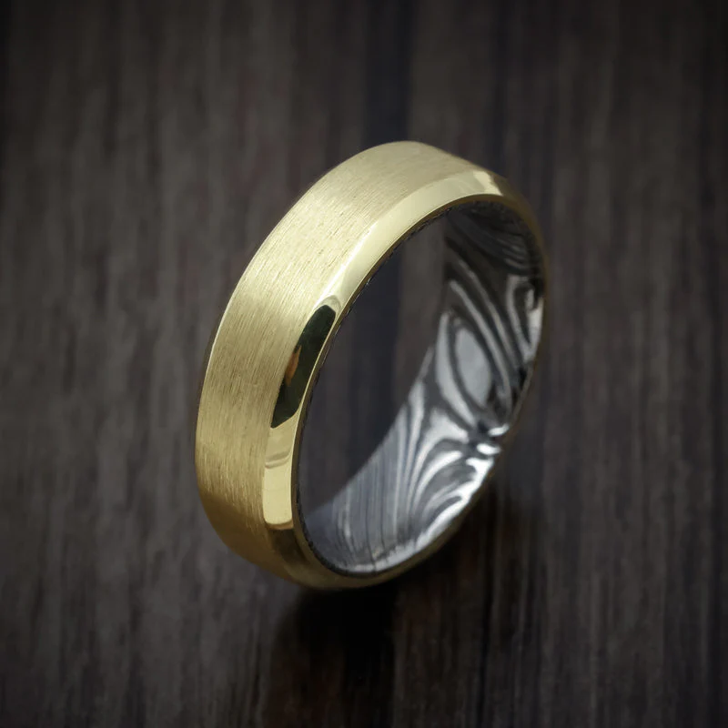 Yellow Gold Men's Ring with Woodgrain Kuro Damascus Steel Sleeve - Image 3